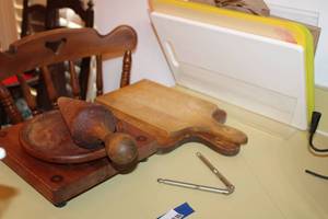 lot 103 image: Cutting Boards, Wooden and Plastic, and Wooden Pestle