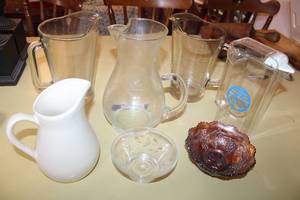 lot 104 image: Glass Pitchers and Bowls, see pictures