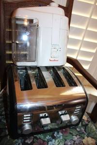 lot 113 image: 4-Slice Toaster and Juicer