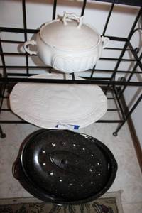 lot 116 image: Turkey Platter, Roasting Pan and Round Covered Dish
