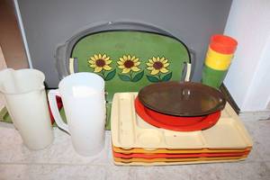 lot 127 image: Vintage TV Trays, Platters, Cups and Pitchers