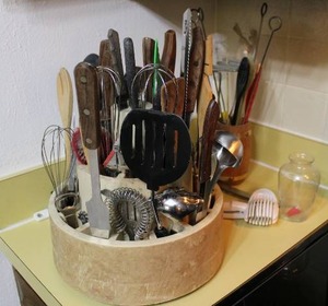 lot 135 image: Countertop Spinning Utensil Caddy with utensils, see pictures