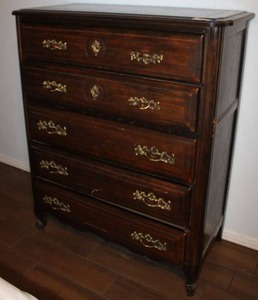 lot 144 image: Solid Wood (HEAVY) 5- Drawer Dresser by Williams Furniture. Matches Lot 159.