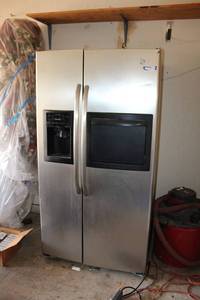 lot 175 image: GE Refrigerator Freezer Model DSL26DHWA