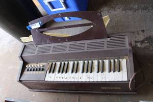 lot 185 image: Vintage Magnus Electric Organ