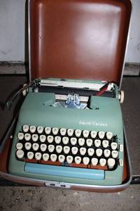 lot 214 image: Vintage Smith-Corona Typewriter with Case