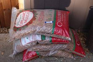 lot 250 image: 4 Bags of Cedar Organic Mulch