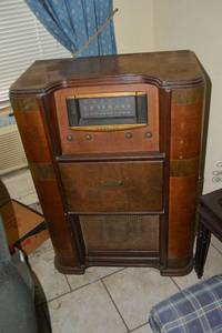 lot 1 image: Vintage Standing Crosley Radio - 27W x 16D x 38H