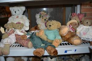 lot 214 image: Teddy Bears Lace and Ribbon Bears