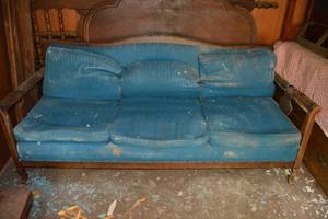 lot 276 image: Vintage Blue Couch