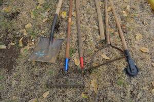 lot 264 image: Gardening Tools Rakes, Shovel, and Aerator