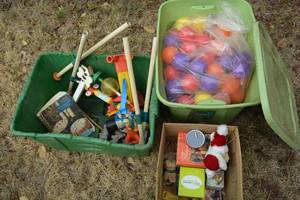 lot 289 image: Plastic Ball Pit Balls, Daily Guideposts Books, Vintage Toys