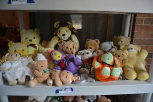 lot 217 image: Teddy Bears Mostly Yellow Bears, Baby Ty Beanie Baby