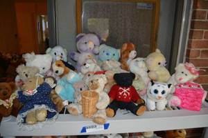 lot 219 image: Teddy Bears Bear holding Heart Box, and more