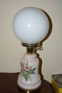 lot 14 image: Vintage Painted Globe Table Lamp