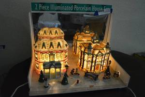 lot 15 image: 2 Piece Illuminated House Set
