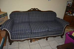 lot 42 image: Vintage Blue Checkered Couch ( Pickup after 3p)