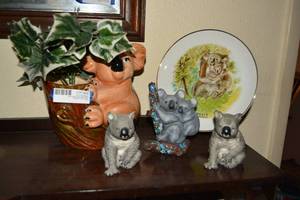 lot 22 image: Koala Bear Figurines, Souvenir Plate, and Planter