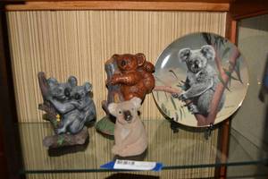 lot 23 image: Koala Bear Figurines and Souvenir Plate