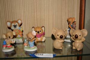 lot 24 image: Kirby the Koala Bear Figurines (stamped Lefton China) and Ceramic Music Box