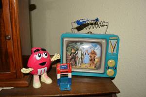 lot 33 image: Vintage Wizard of Oz TV Lunch Box, Plastic Red M&M and Mail Box Miniature