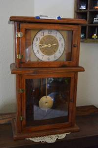 lot 34 image: Pendulum Desk Clock - Battery Operated