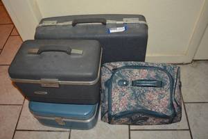lot 20 image: Vintage Cosmetic Travel Cases and Suitcase