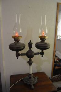 lot 4 image: Vintage Dual Electric Hurricane Table Lamp