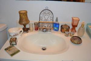 lot 60 image: Bathroom Dcor Candles, Trinket Box, and More