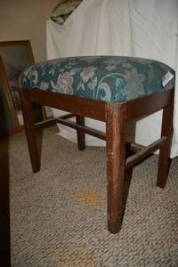 lot 71 image: Sewing Bench