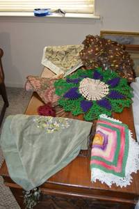 lot 86 image: Lace Window Curtains, Doilies and Table Top Runners, see all pictures