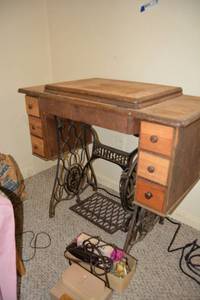 lot 88 image: Vintage Singer Sewing Machine and Table Model AA793674 Plus Accessories