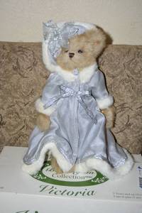 lot 99 image: The Bearington Collection Victoria with Gray Coat and Hat Cecilia