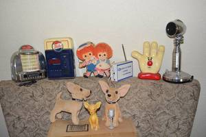 lot 100 image: Vintage Small Nostalgic Radios(Raggedy Ann and Andy, Pepsi, Hamburger Helper) and Taco Bell Dogs