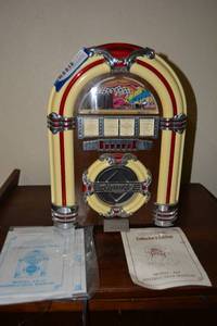 lot 111 image: Thomas Collectors Edition Radio Model CR-11