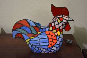 lot 105 image: Stained Glass Chicken Night Light Lamp
