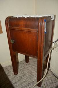 lot 107 image: Vintage Small Phone Stand and Contents
