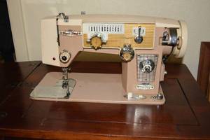 lot 113 image: Vintage Spiegel Vogue Stitch Sewing Machine and Table Model 752-712,  22W x 17D x 31H