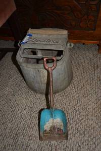 lot 124 image: Vintage DeLuxe Mop Ringer and Metal Childs Shovel