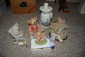 lot 115 image: Electric Night Lights, Ceramic Trinket Box, Ceramic Candle Jug