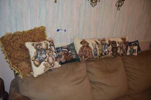 lot 197 image: Bears Pillows and Tassel Pillow