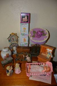 lot 143 image: Doll Size Furniture, Resin Bears and Bear Clock, Dancing Bears and Votive Bear