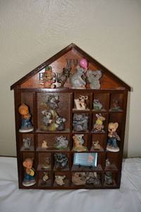 lot 168 image: Wooden Wall Trinket Display with Koalas