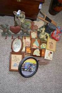 lot 158 image: Small Koala Bear Plaques, Wood Carved Koala Desk Clock, Truck Wall Clock, and Alarm Clock Radio