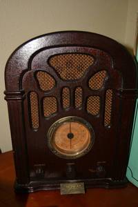 lot 154 image: Thomas Collectors Edition Radio Model 412