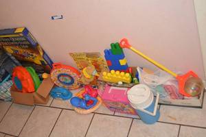 lot 187 image: Vintage Toy Lot See N Says, Snap Dragons, Lunch Pal, and Quarter US Collectors Map