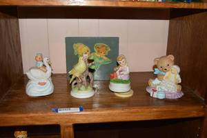 lot 312 image: Ceramic Music Boxes, and Vintage Wrapping Paper Plaque