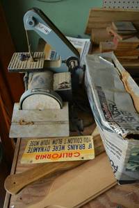lot 484 image: Delta 1 Belt5 Disc Sander, and 7 SanderPolisher, Paddles and California Plate
