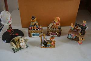 lot 389 image: Resin Bears Lidded Boxes, Music Box, Thermometer and Strawberry Shortcake Bell Chime