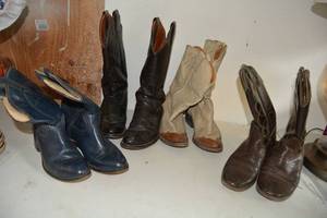 lot 383 image: Leather Cowboy Boots Sizes 5 to 6 - Justin Boots